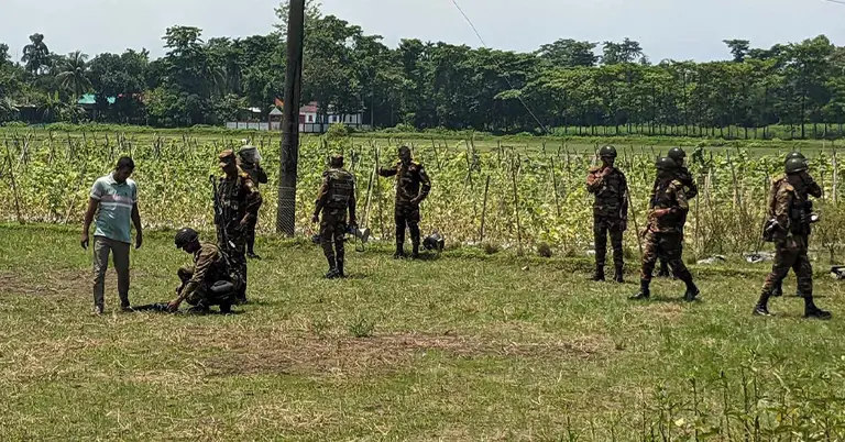 উদ্ধারের পর গ্রেনেড নিষ্ক্রিয় করছে সেনাবাহিনী